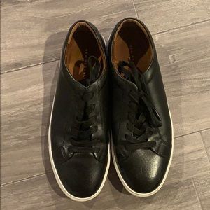 Sleek black men’s sneaks